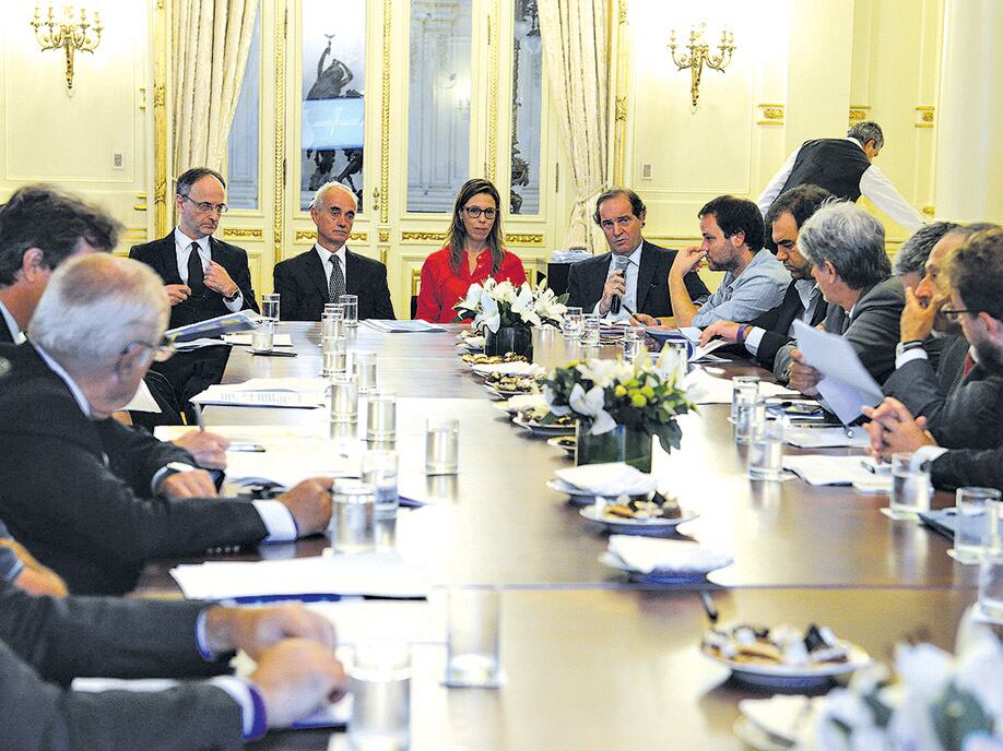 La titular de la Oficina Anticorrupción encabezó la reunión con ONG y especialistas.