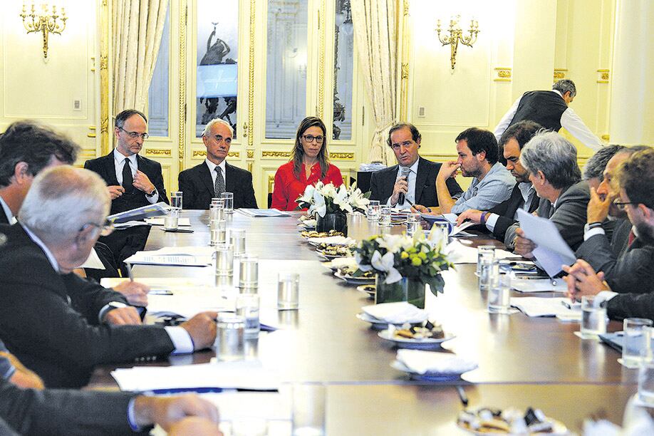 La titular de la Oficina Anticorrupción encabezó la reunión con ONG y especialistas.
