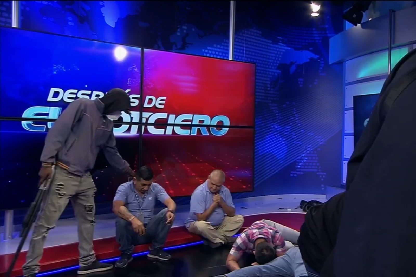 Hombres armados toman rehenes en el canal TC Noticias de Guayaquil.