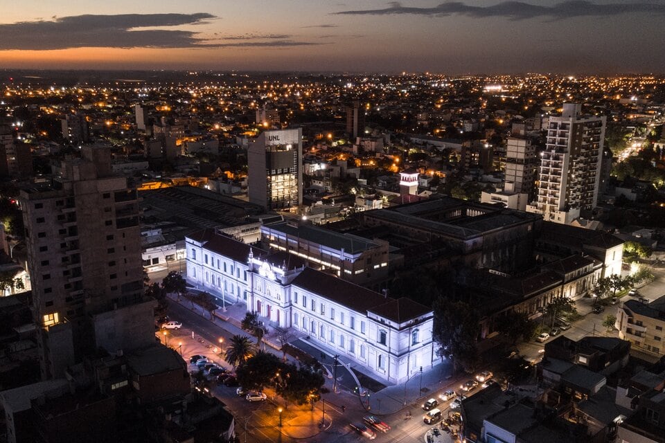 La Universidad Nacional del Litoral (UNL), ubicada en Santa Fe, es la cuarta casa de estudios superiores más antigua del país y cumplió 102 años el 17 de octubre de 2021.