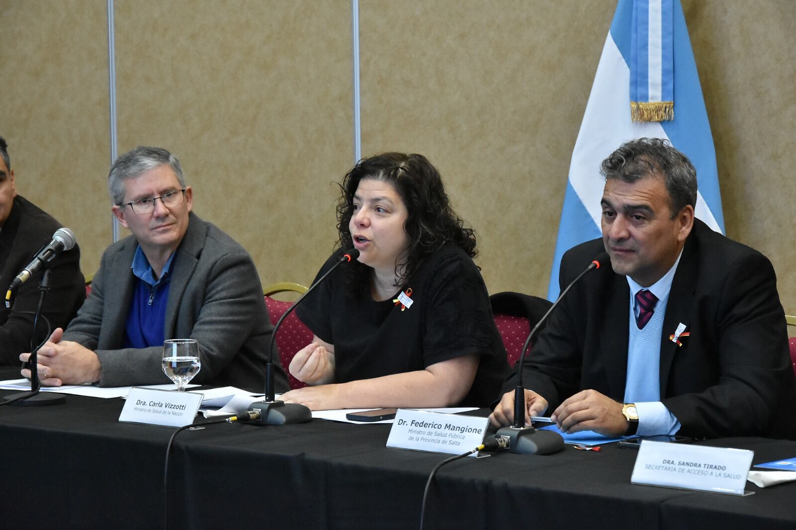 Vizzotti, flanqueada por el presidente de la Cámara de Diputados de Salta, Esteban Amat, el ministro Mangione.