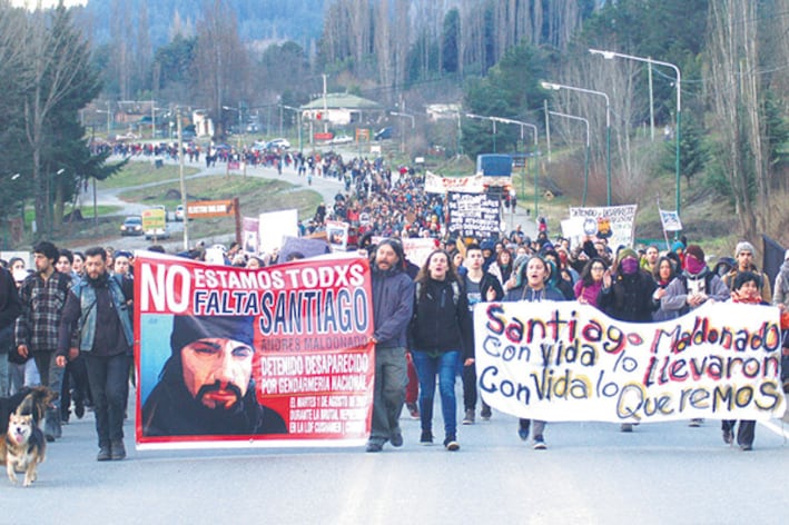 En Bariloche también marcharon por Santiago.