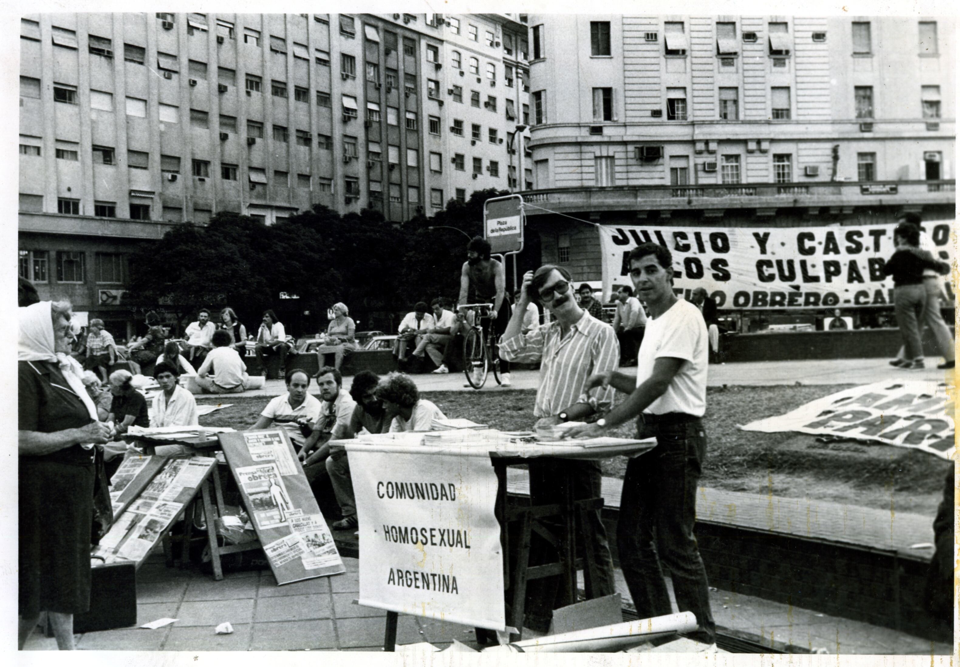 Carlos Jáuregui y César Cigliutti el 24 de marzo de 1986 en la jornada de las Madres de Plaza de Mayo.