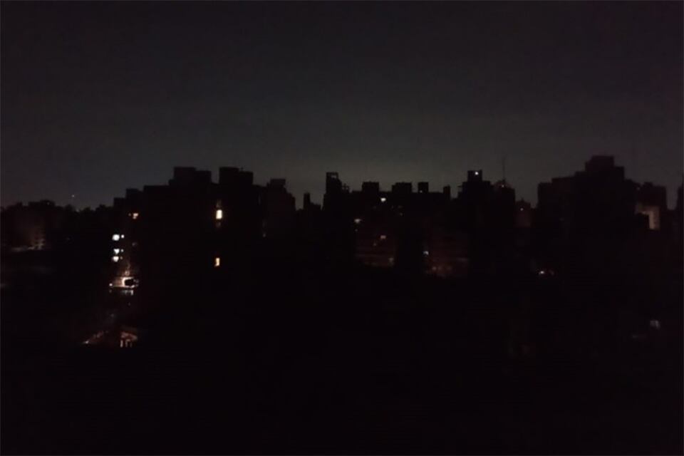 Así se veían vastas zonas de Rosario ayer, pasadas las 20.