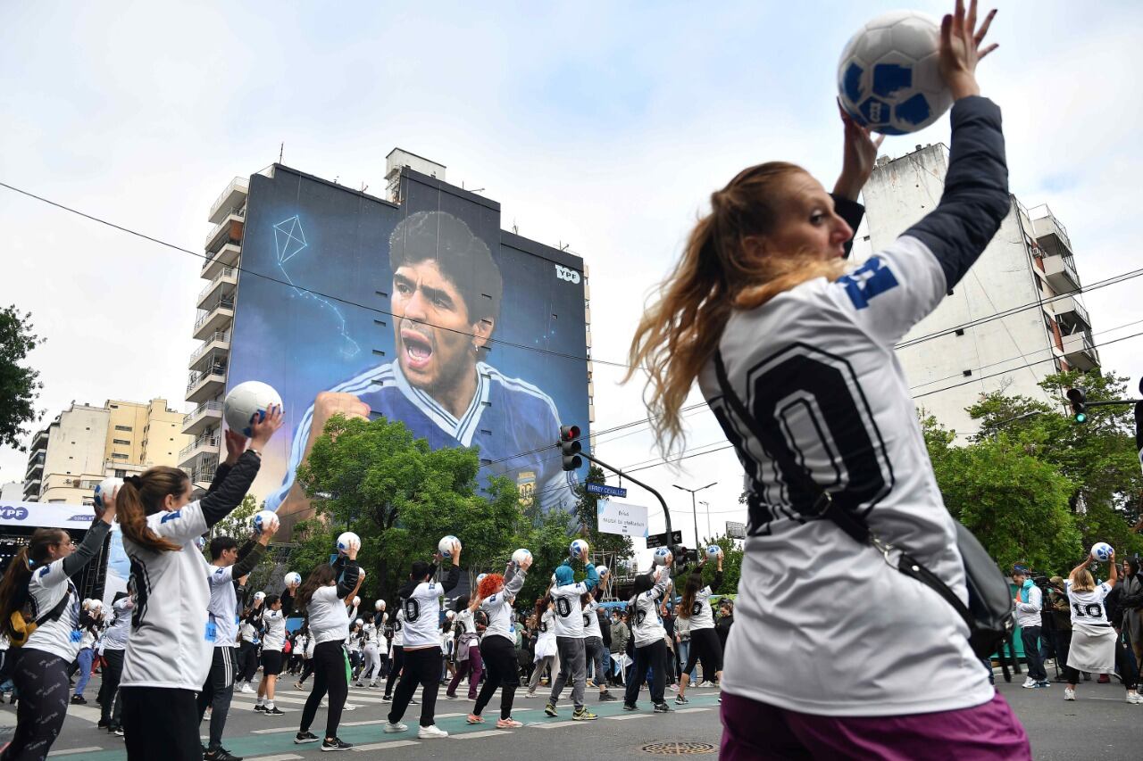 La imagen de Maradona sobre la Avenida San Juan