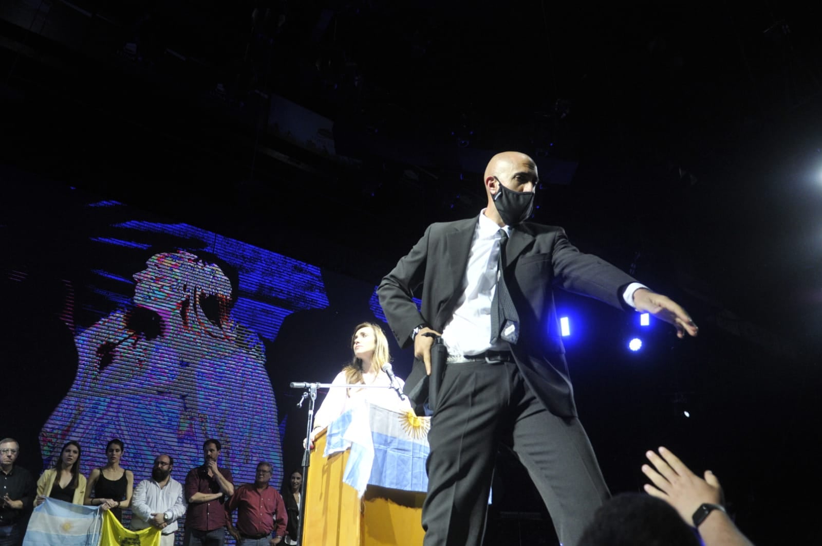 Un custodio de Milei amenaza con desenfundar un arma contra alguien del público en el acto del Luna Park, durante las elecciones legislativas de 2021