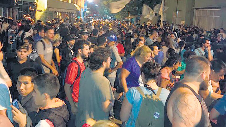 Al cierre, en el exterior de una de las escuelas donde se votó.