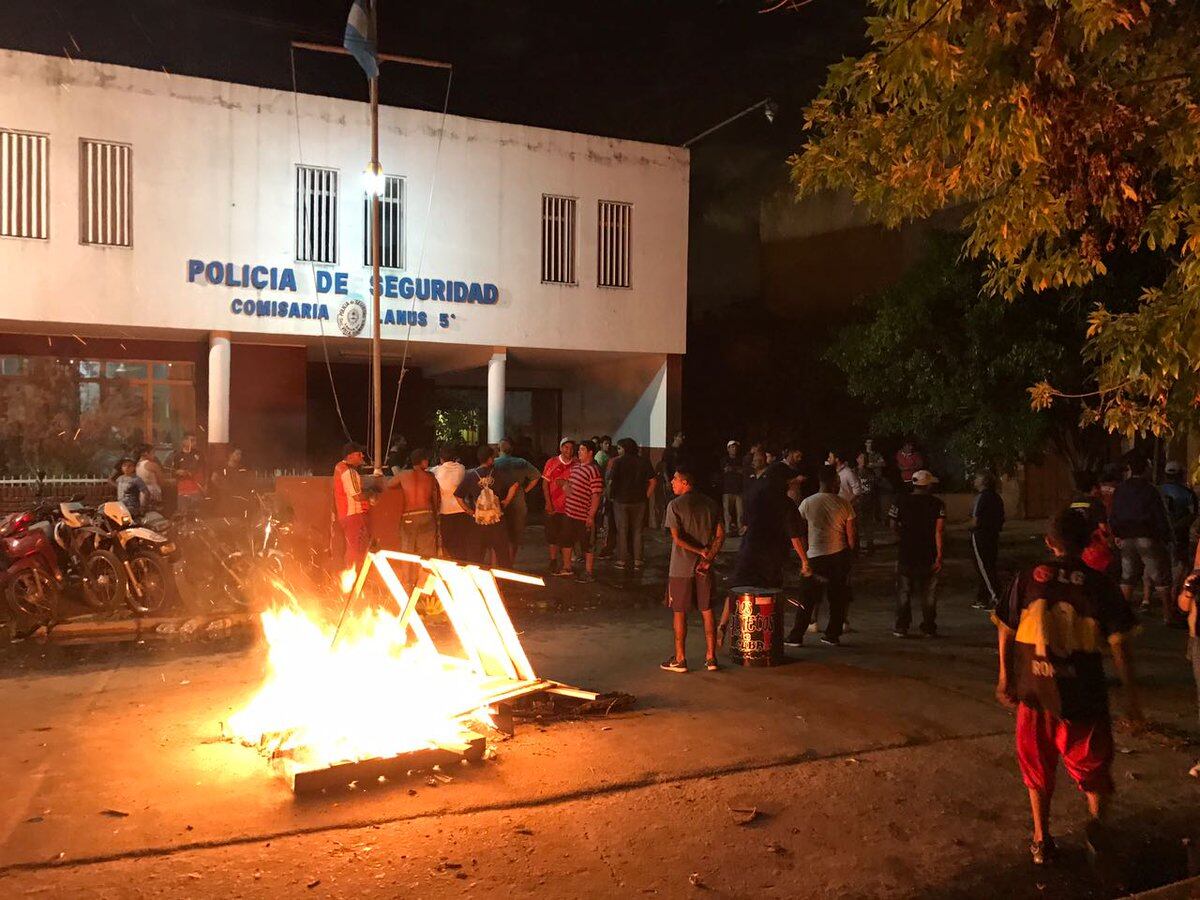 Tras la violencia policial, los vecinos se manifestaron frente a la Comisaría 5 de Lanús.