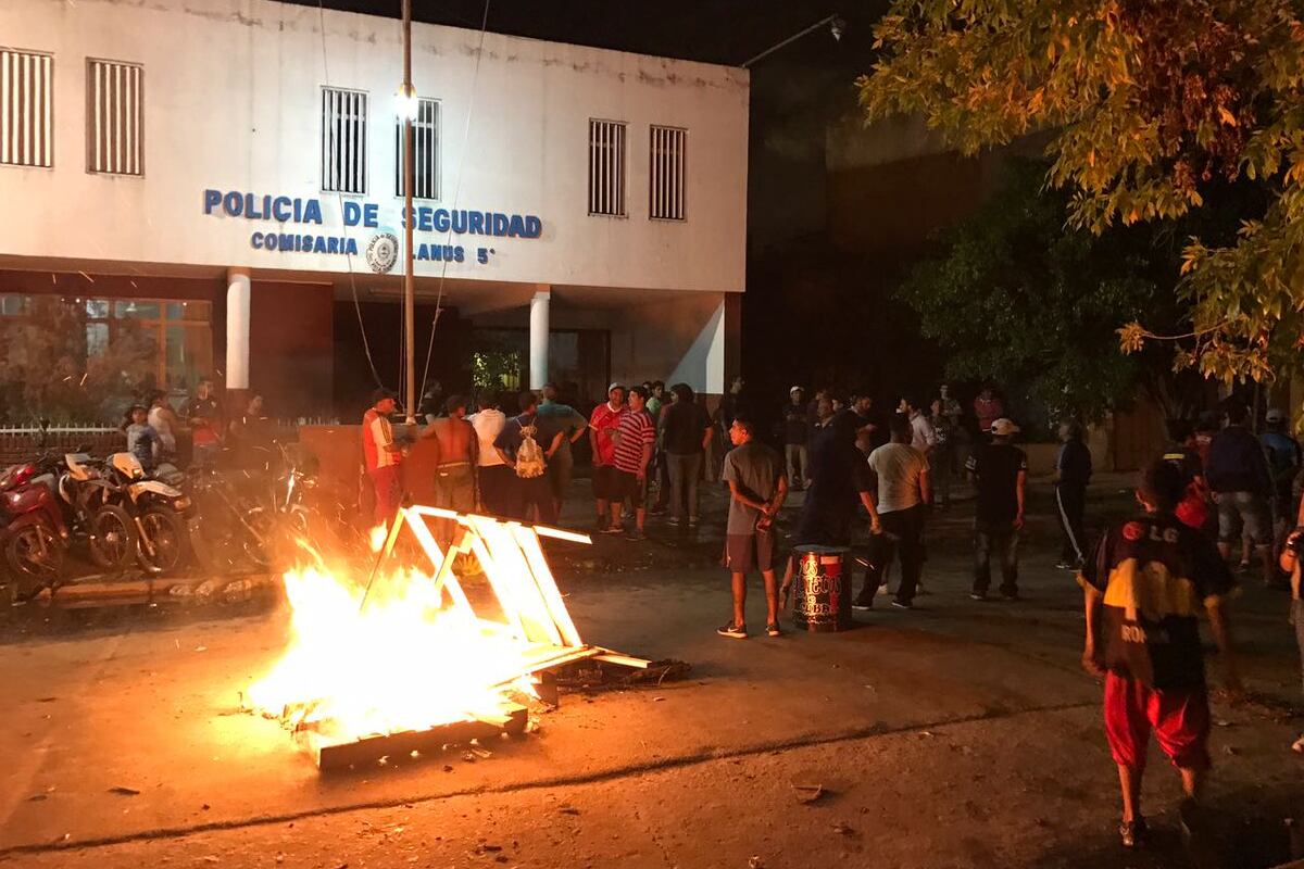 Tras la violencia policial, los vecinos se manifestaron frente a la Comisaría 5 de Lanús.