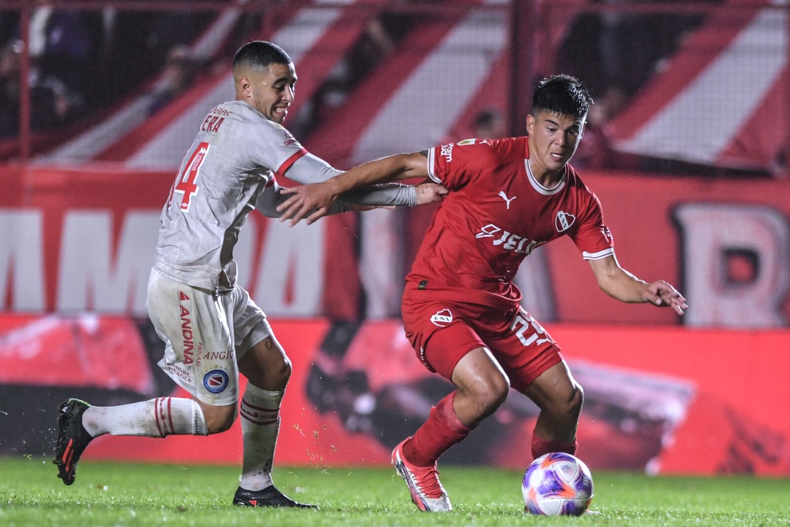 Ortiz, autor del primer gol de Independiente, se lleva el balón