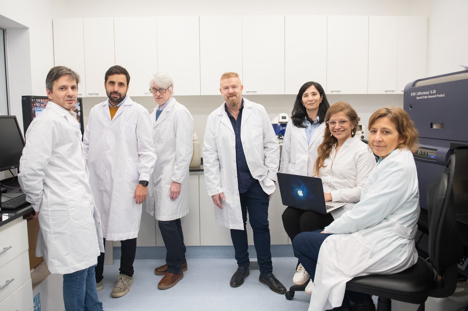 Gabriel Rabinovich (en el centro) y otros miembros del equipo de Galtec.