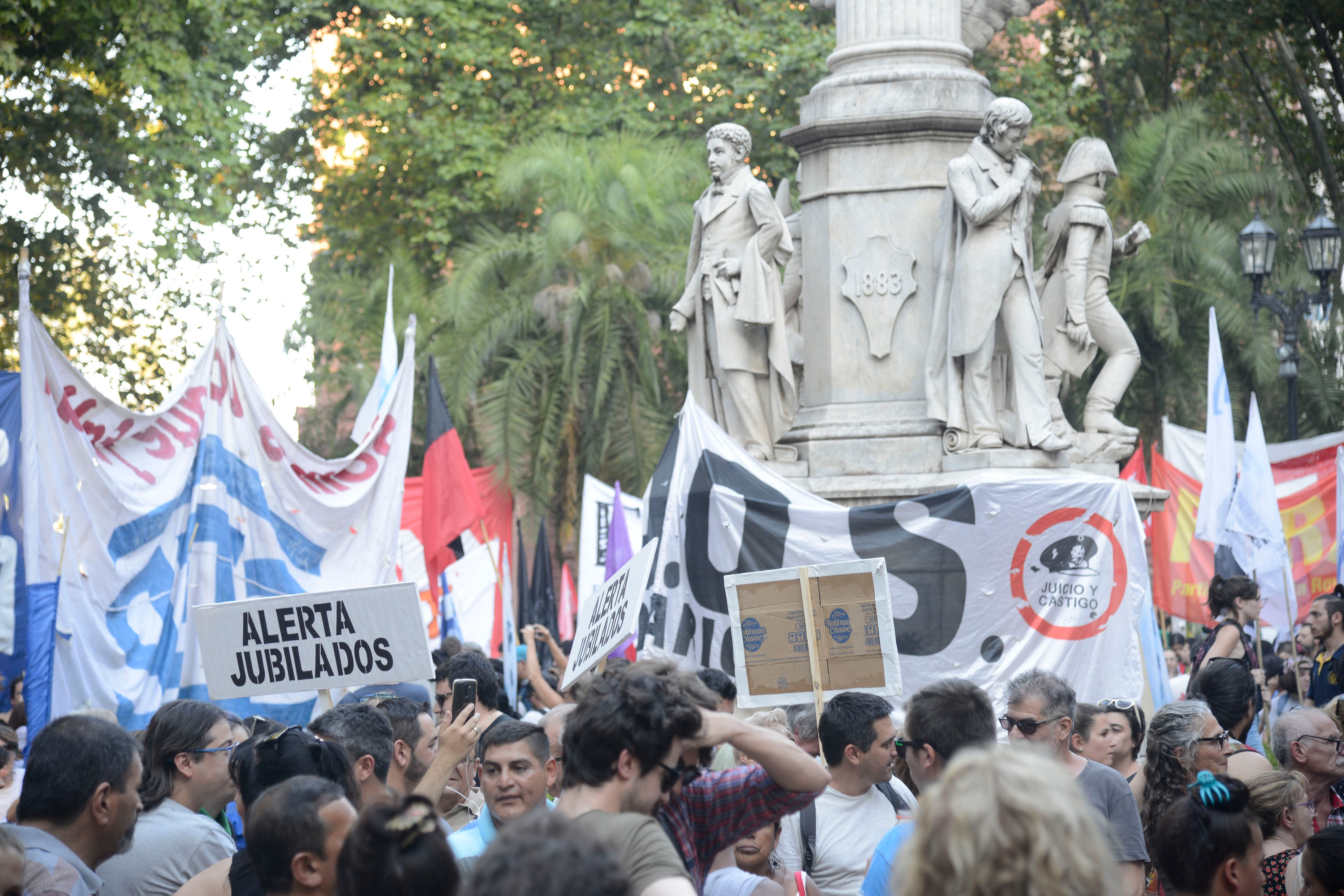 Confluyeron organizaciones de derechos humanos, sindicatos y maestros, entre otros.