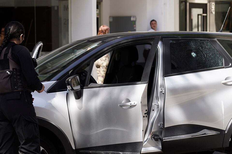 Así quedó el auto atacado por los motociclistas.