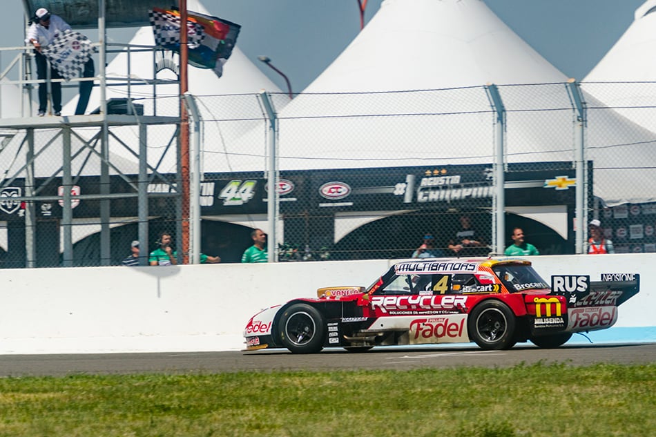 Werner recibe la bandera a cuadros en Toay.