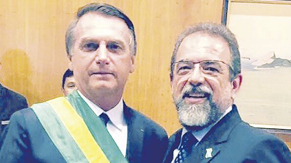 El mandatario brasileño sonríe junto a Salesio Nuhs, dueño de la compañía Taurus.