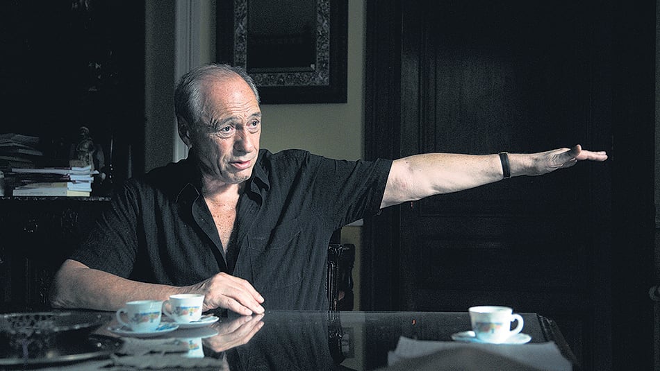 Para el ex juez de la Corte Suprema, "se vacía la política a favor del endeudamiento y así se vacía la democracia”.