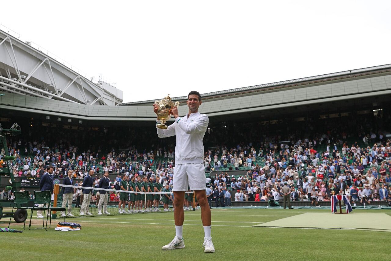 Novak Djokovic y una imagen repetida: el césped de Wimbledon y el trofeo en sus manos
