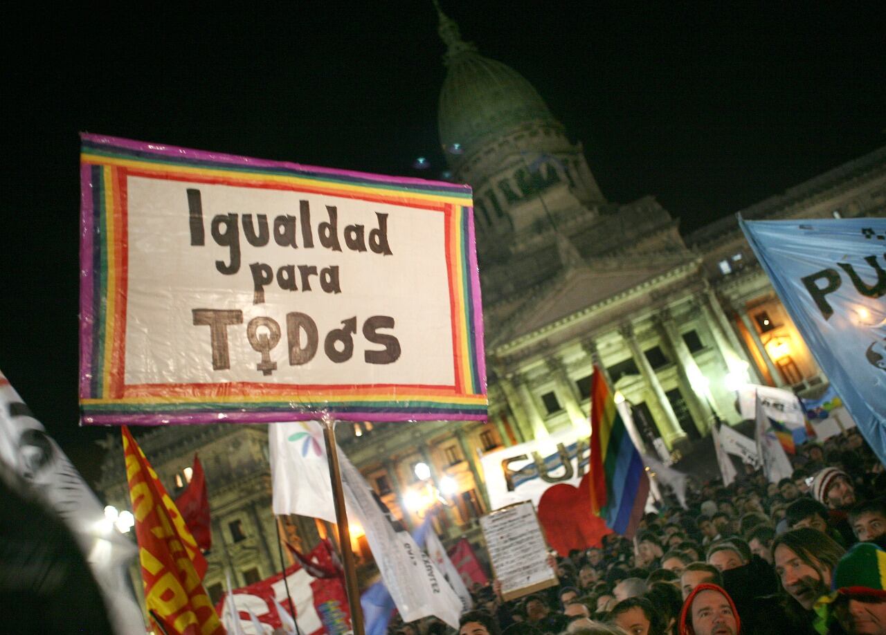 En 2010 se aprueba la ley de matrimonio igualitario en Argentina. Es el primer país de América Latina en reconocer este derecho.