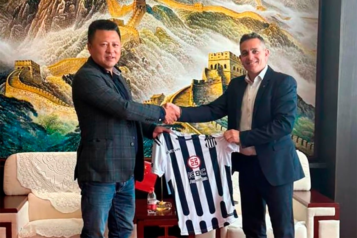 Andrés Fassi junto a uno de los dirigentes chinos.