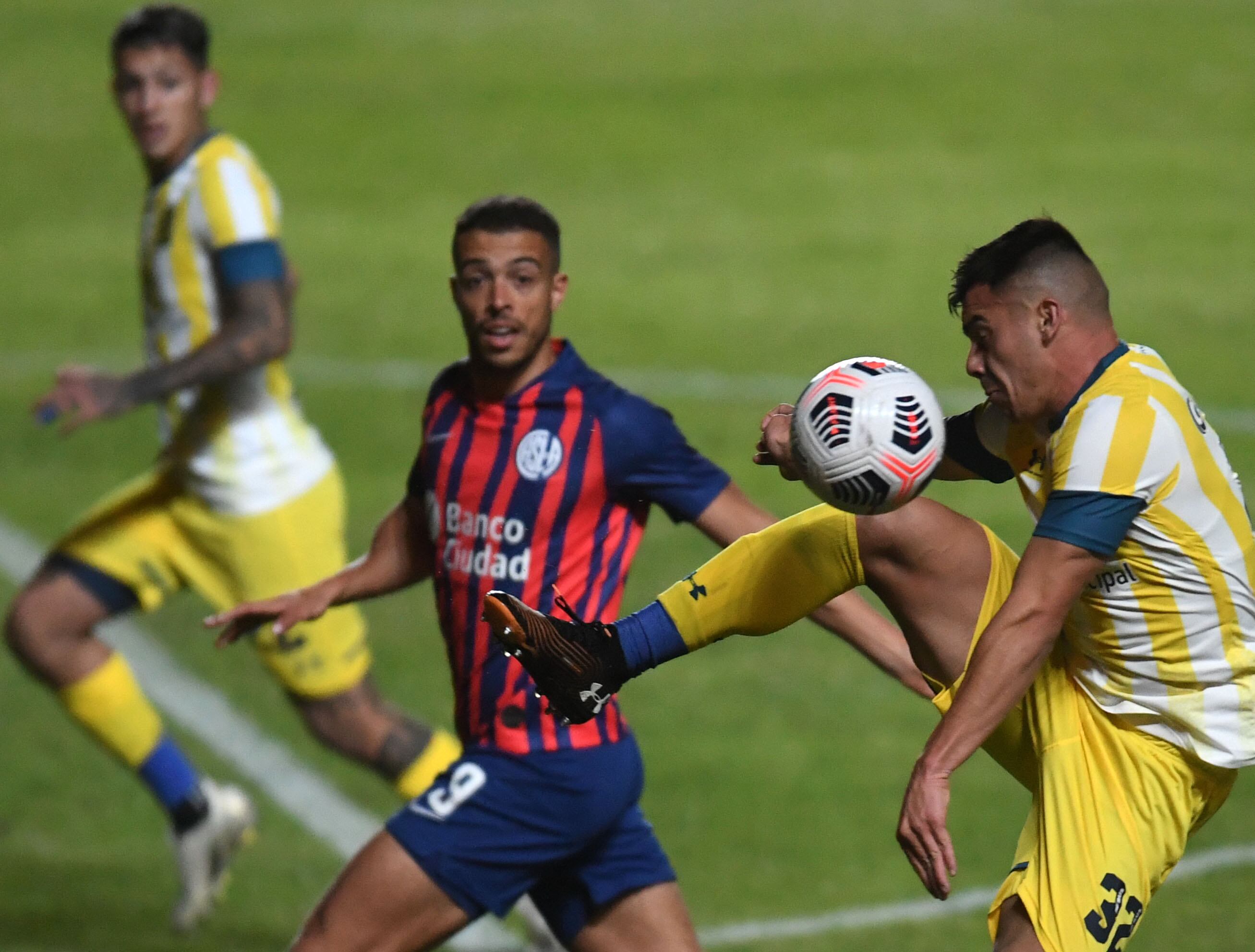 Almada rechaza ante la mirada de Di Santo.