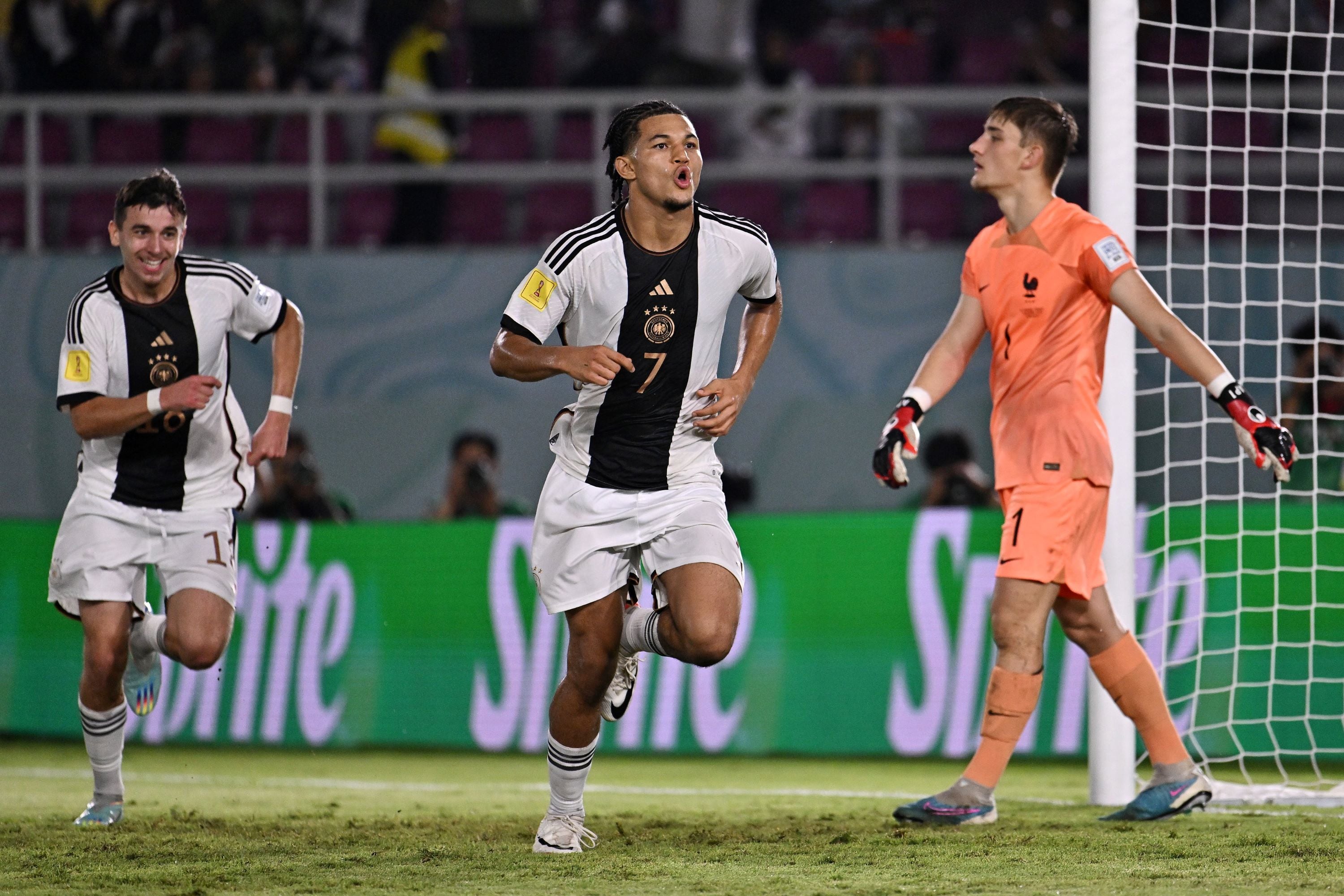 Paris Brunner, de penal, festeja la apertura del marcador. Imagen: @DFB_Junioren.