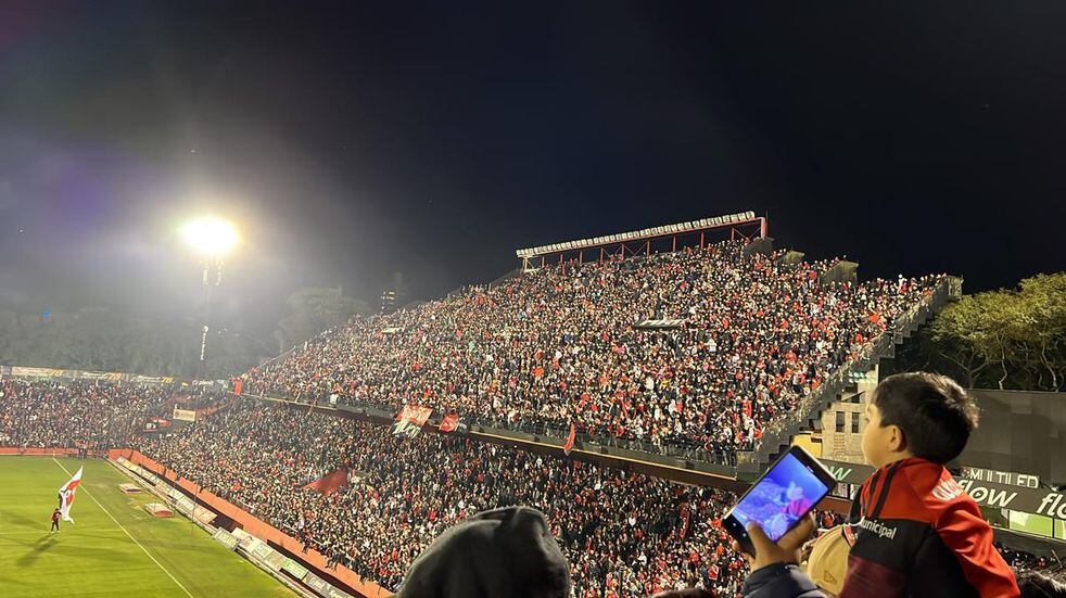 El Coloso fue cubierto en más de la mitad de su capacidad por hinchas rojinegros 