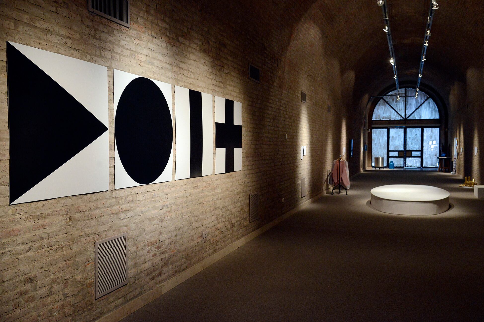 Un cartel con el texto Do it, fue traducida a formas puras por el dúo Ostera y Cosgaya.