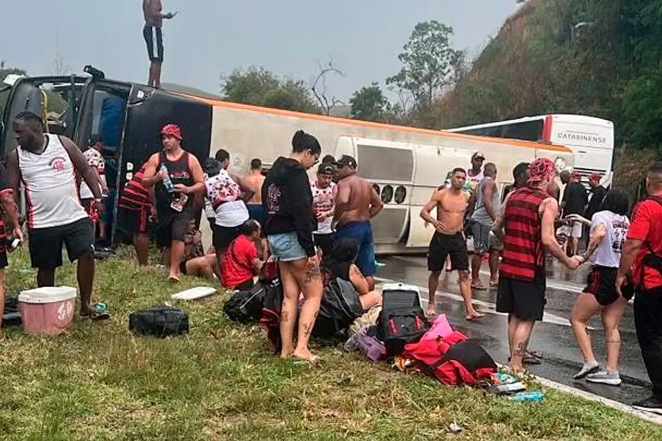 El micro que trasladaba a los hinchas de Flamengo volcó en Brasil