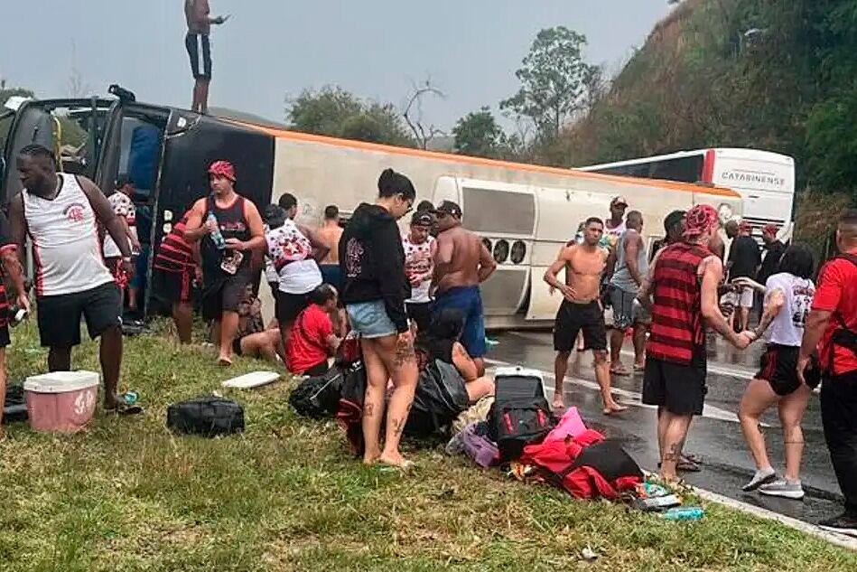 El micro que trasladaba a los hinchas de Flamengo volcó en Brasil