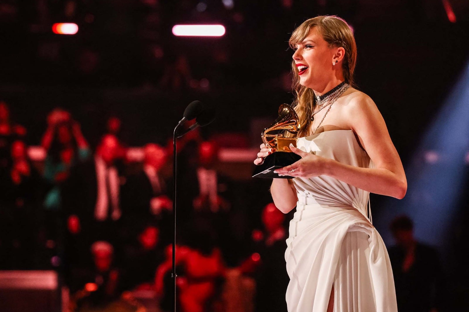 Taylor Swift recibió el premio más importante de manos de Celine Dion.
