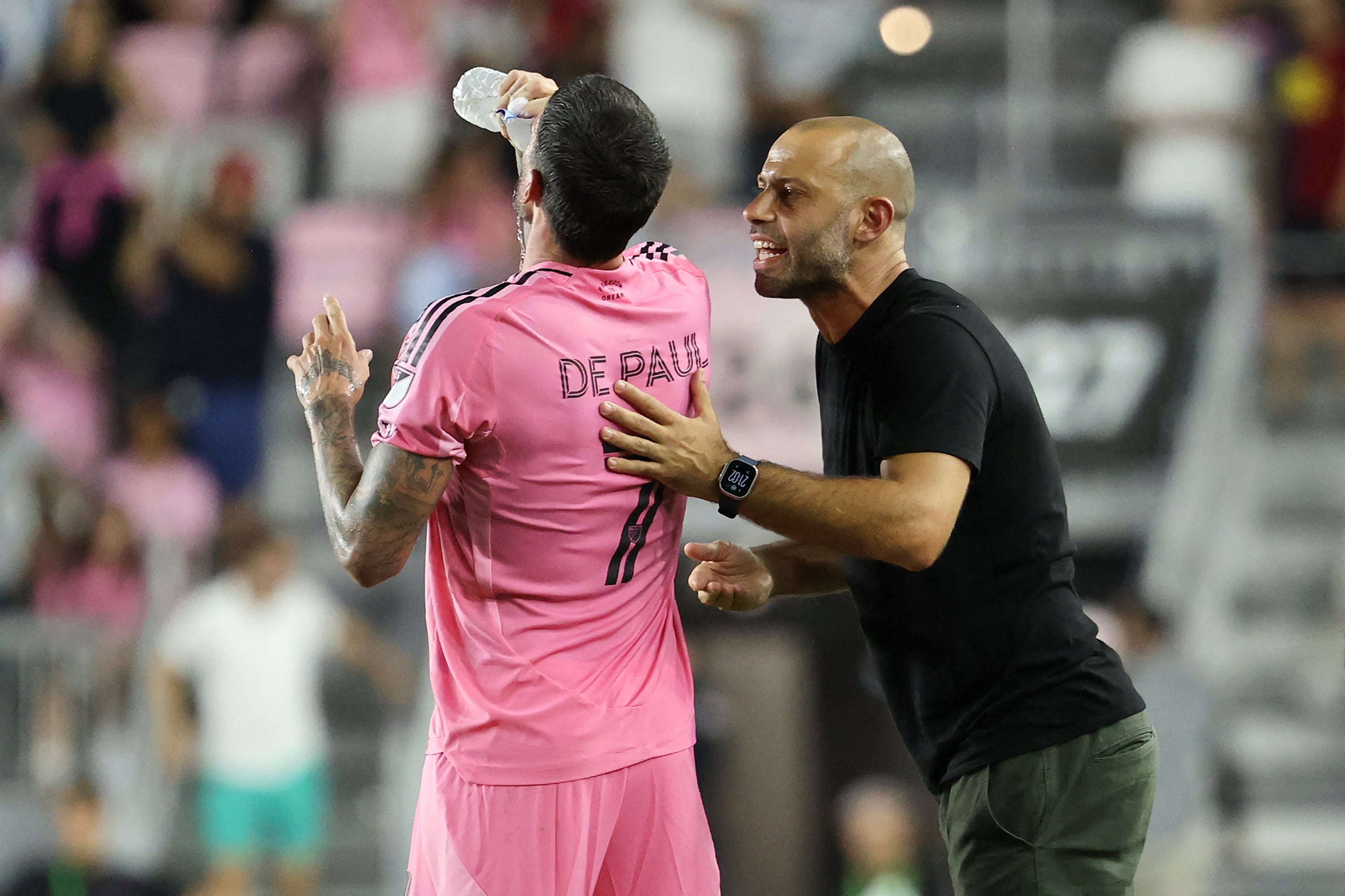 Mascherano le da indicaciones a De Paul