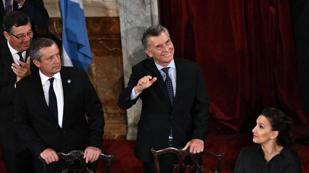 Tunessi, aplaudiendo detrás del presidente durante su discurso en el Senado.