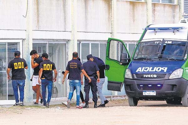 Los acusados son trasladados para la ronda de reconocimiento.