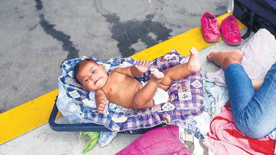 La imagen de una familia de migrantes venezolanos en Perú.