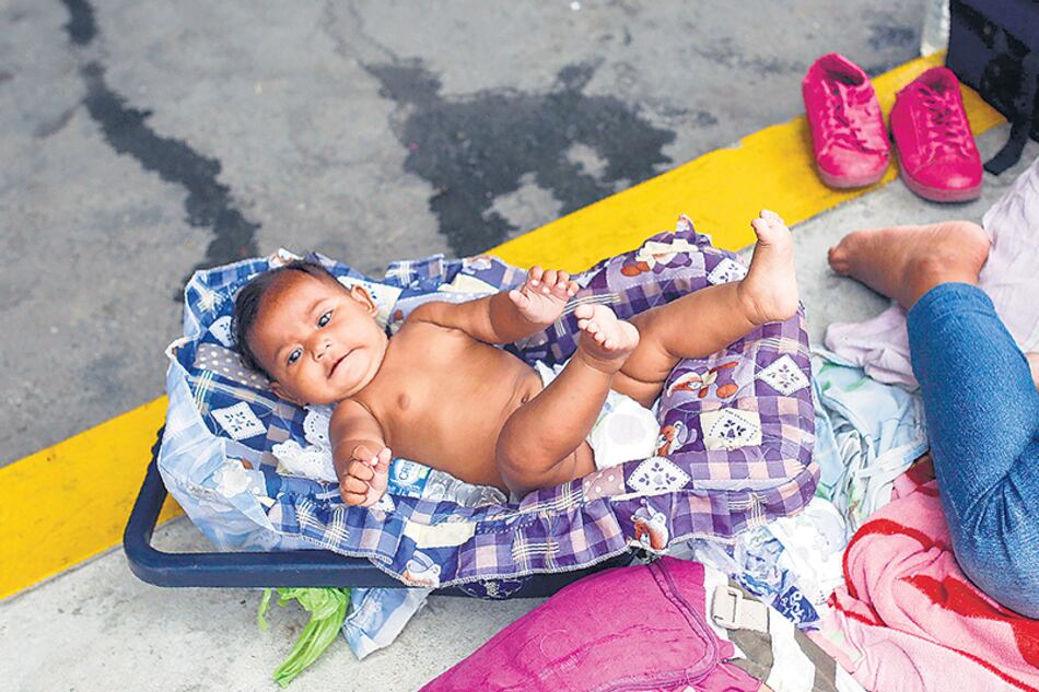 La imagen de una familia de migrantes venezolanos en Perú.
