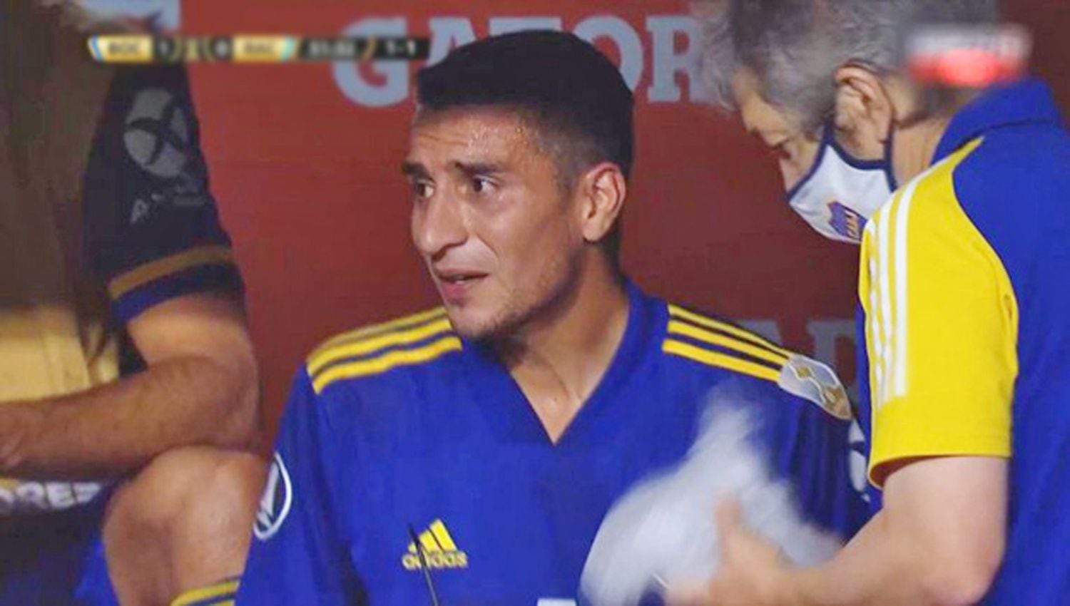 El Pulpo González, ya lesionado y dolorido en el banco xeneize. 