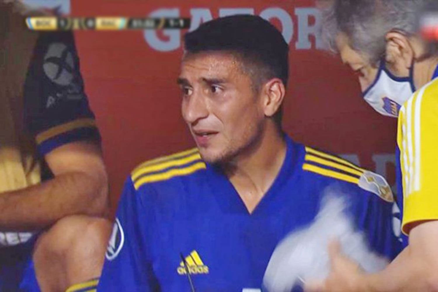 El Pulpo González, ya lesionado y dolorido en el banco xeneize.