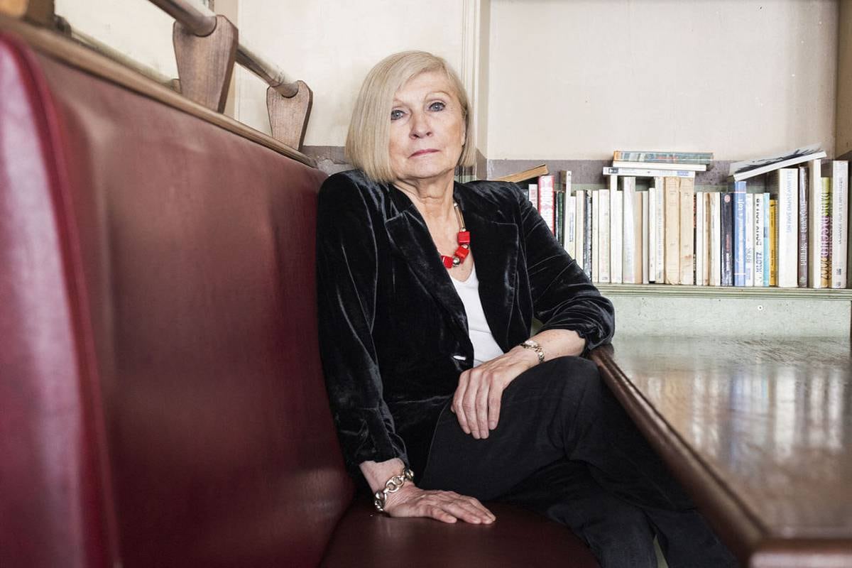 En 1985, Mouffe escribió junto a Ernesto Laclau Hegemonía y estrategia socialista, clásico de la ciencia política.