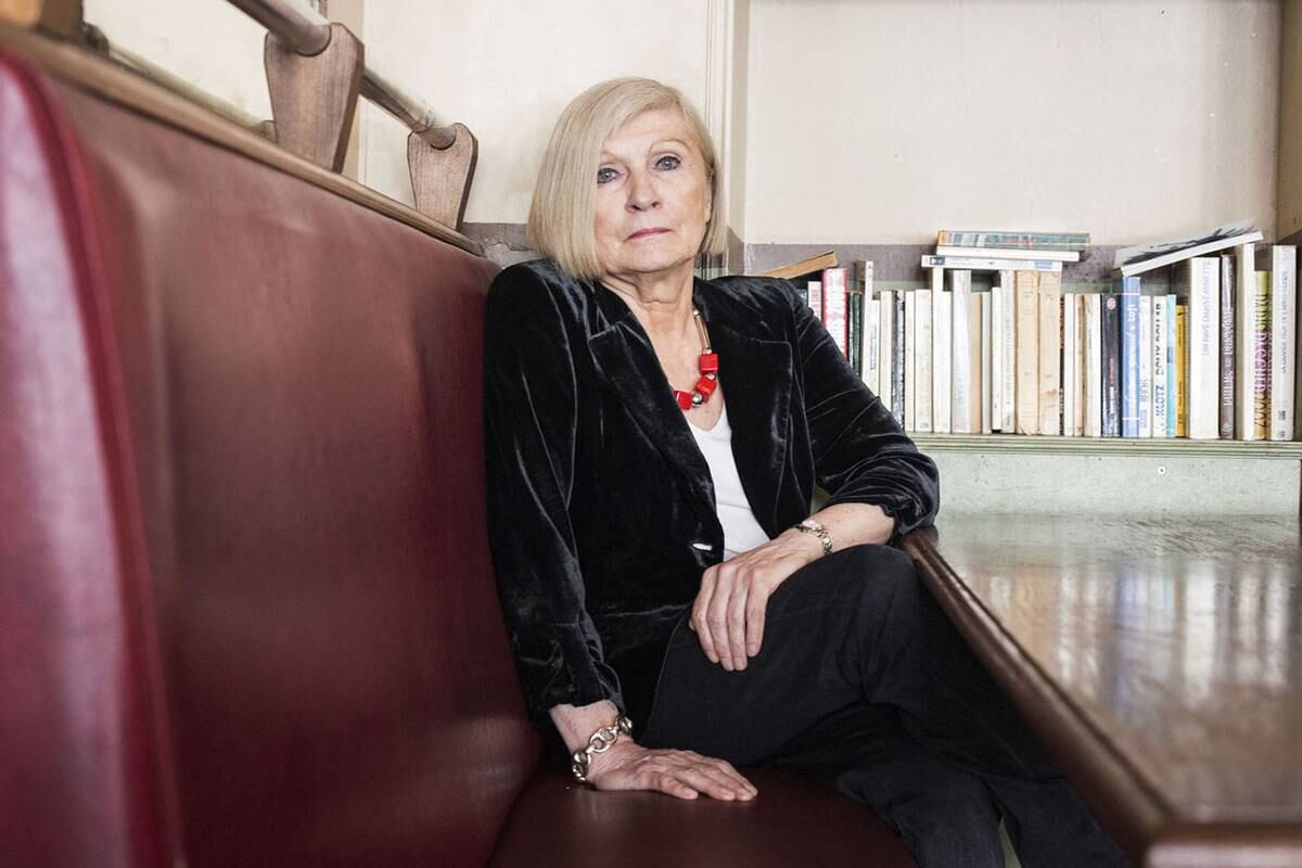 En 1985, Mouffe escribió junto a Ernesto Laclau Hegemonía y estrategia socialista, clásico de la ciencia política.