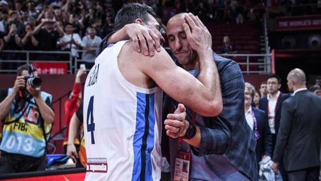 El abrazo de Scola con Manu Ginóbili.