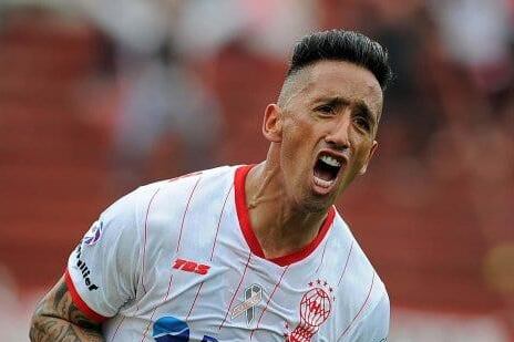 Lucas Barrios con la casaca de Huracán, su anterior club.