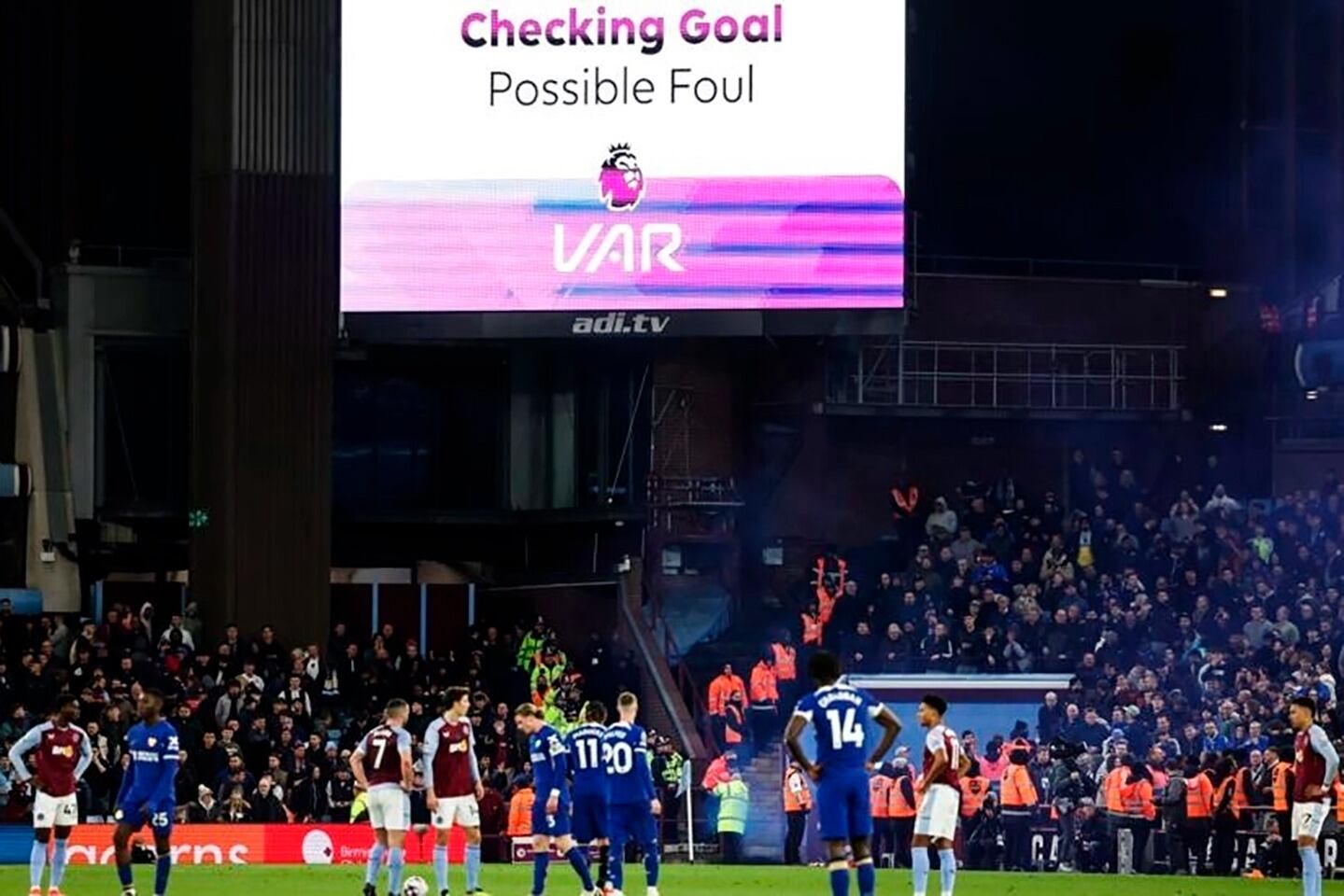 El VAR seguirá en la Premier, pero con unas modificaciones.