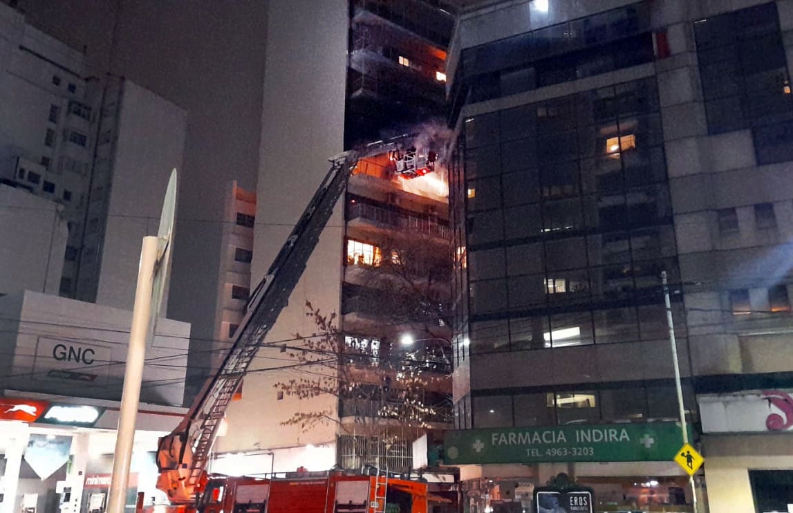 Bomberos trabajan desde las primeras horas esta madrugada por un voráz incendio ocurrido en un edificio del barrio porteño de Recoleta. (NA)