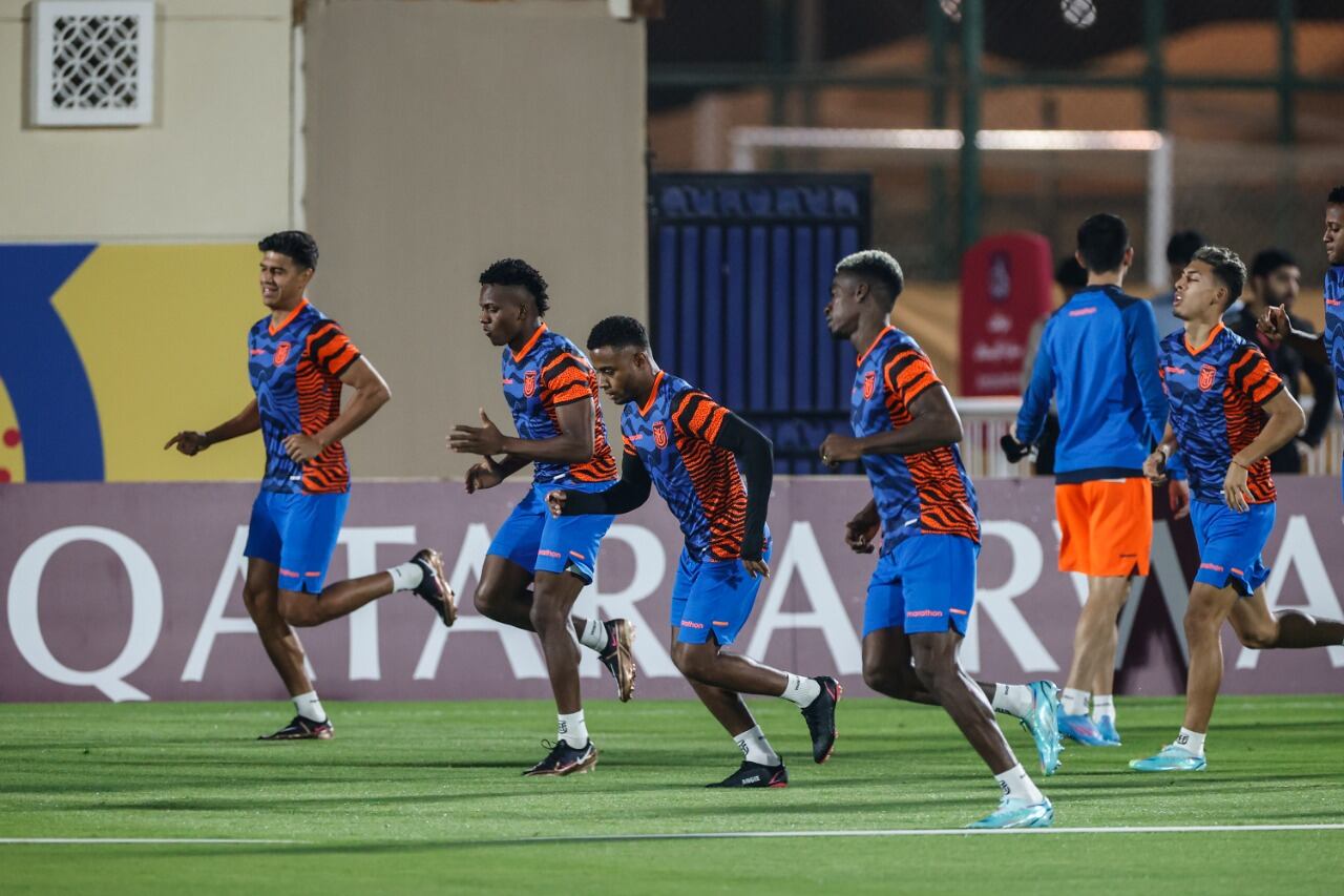 El equipo de Alfaro se prepara para el debut mundialista.