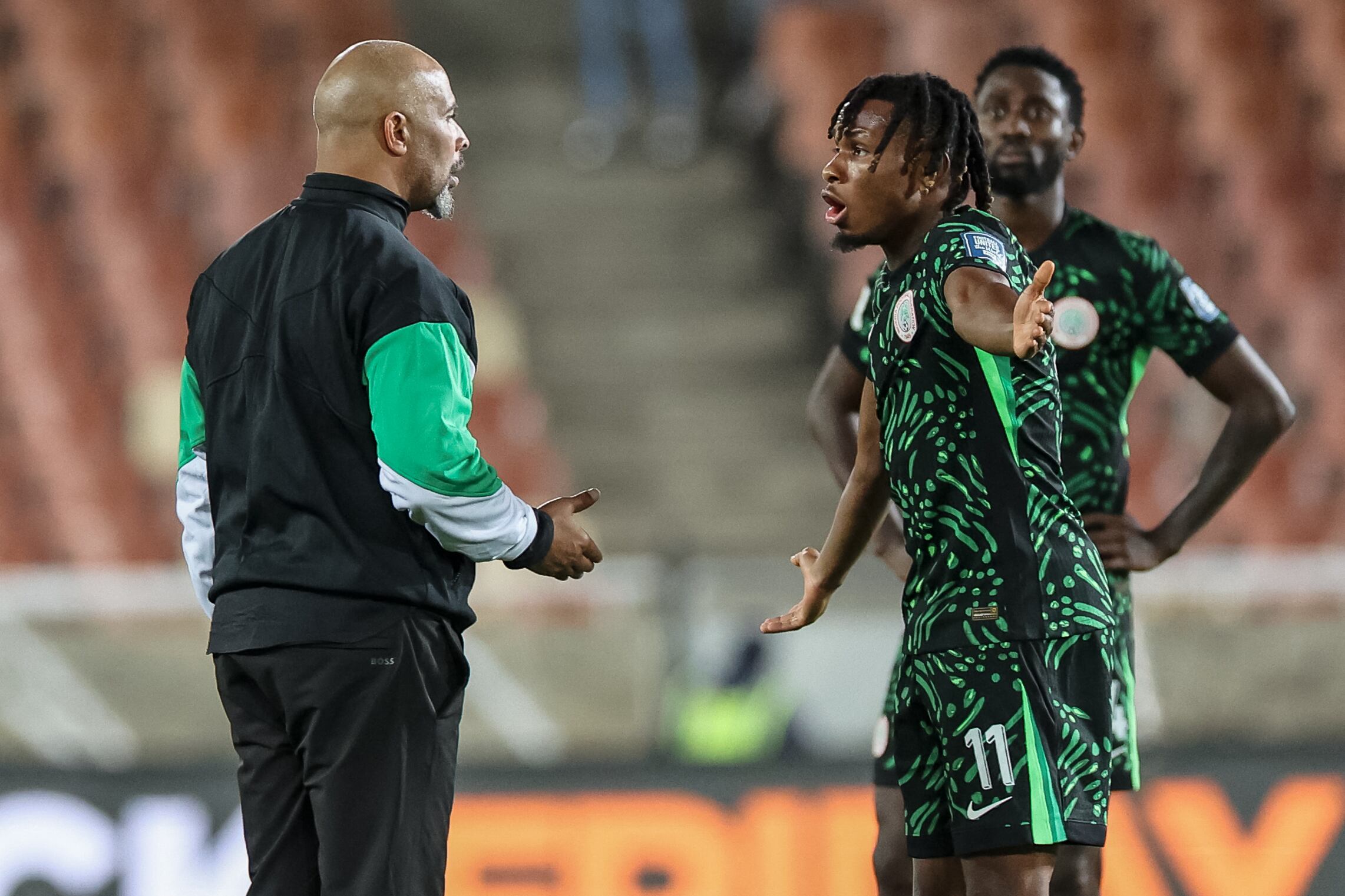 El nigeriano Samuel Chukwueze "intercambia" ideas con su DT. Es ganar o despedirse para las Águilas.