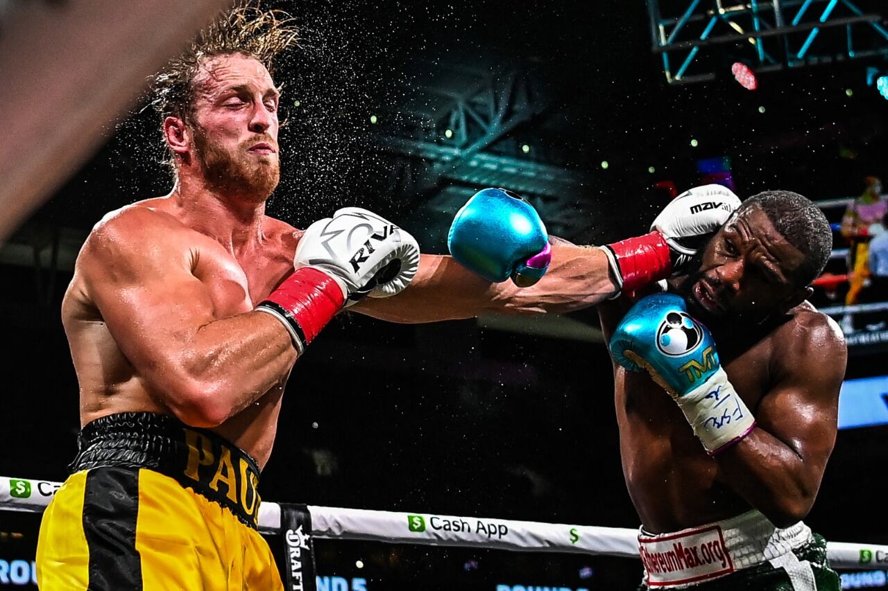 Mayweather ya impactó: pelos al viento y gotas de sudor rodean al youtuber