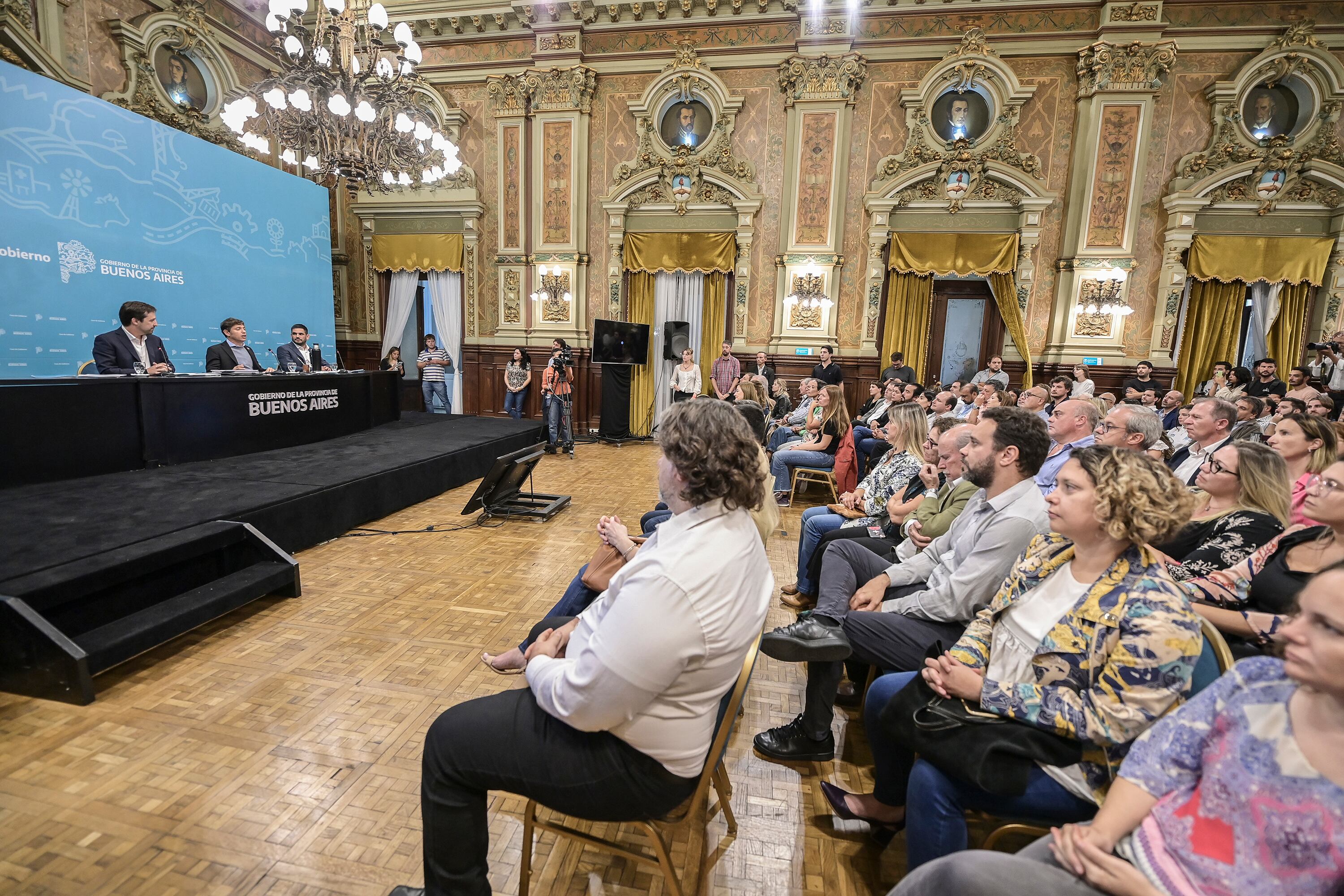 El gobernadore encabezó anuncios este lunes en el Salón Dorado.