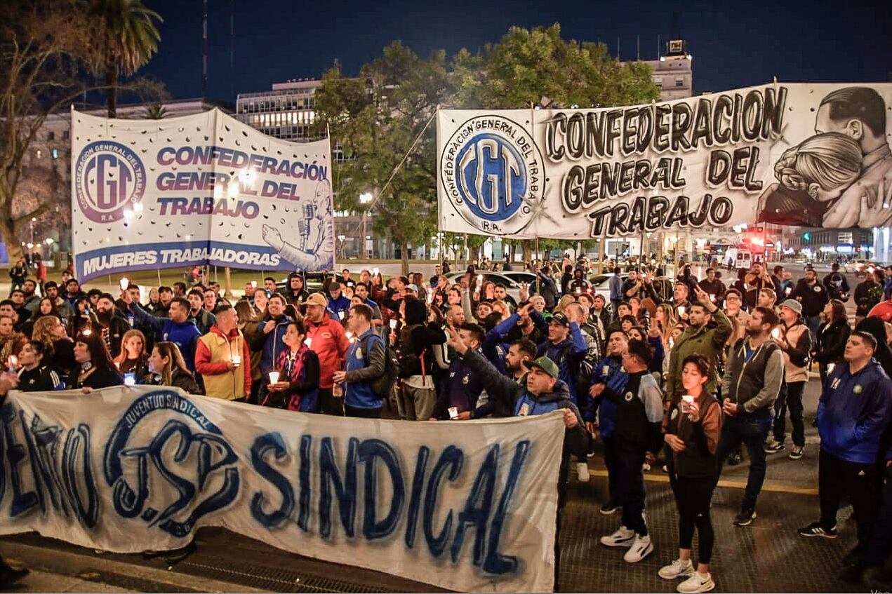 La marcha de las antorchas la encabezó la Juventud Sindical que conduce Sebastián Maturano.