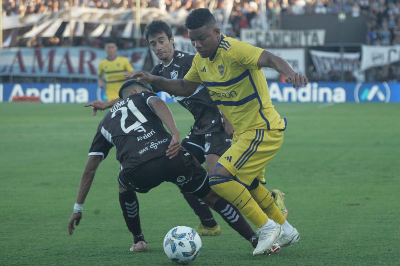 Fabra volvió a ser el jugador más desequilibrante de Boca