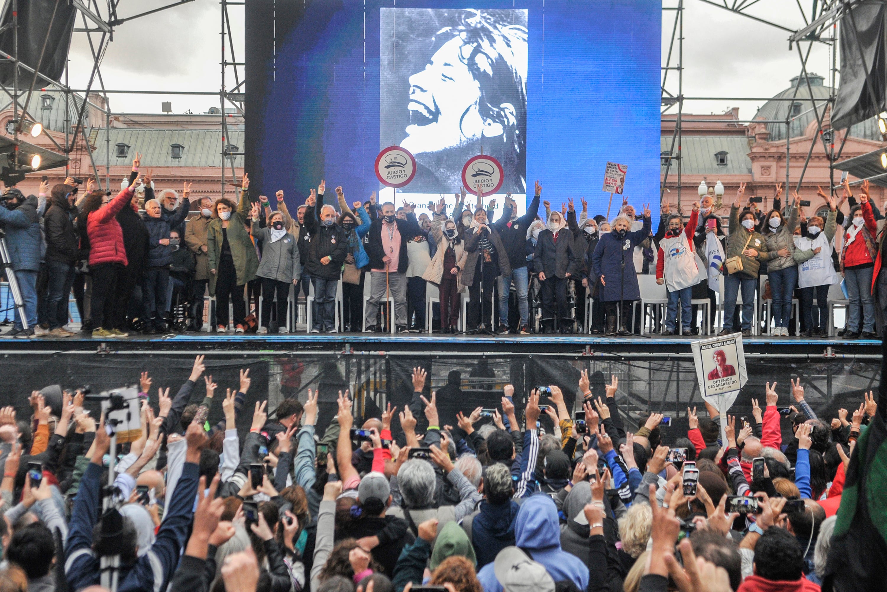 Los organismos de derechos humanos convocantes leyeron un documento ante la multitud que llenó Plaza de Mayo.